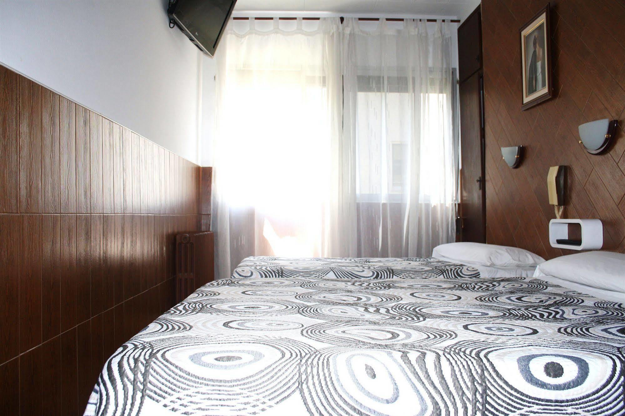Hostal Sanmar Figueres  Kültér fotó