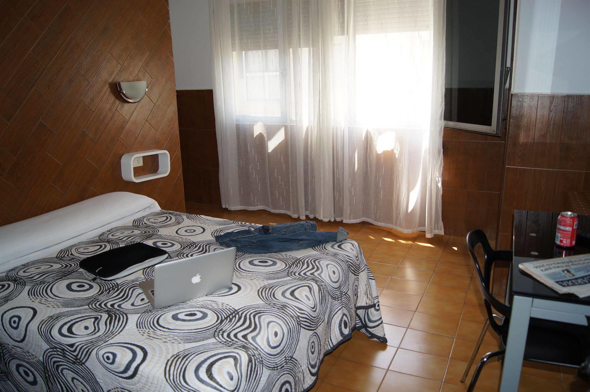 Hostal Sanmar Figueres  Kültér fotó