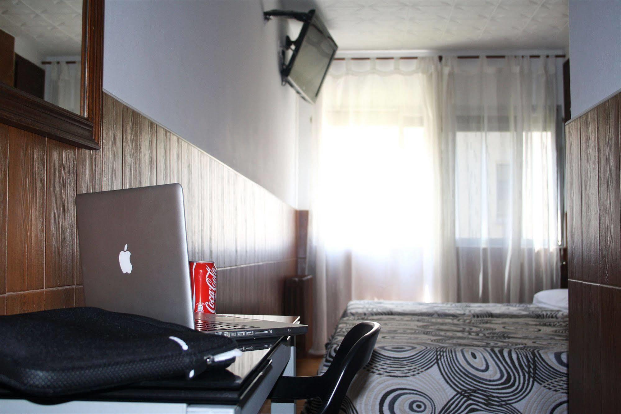 Hostal Sanmar Figueres  Kültér fotó